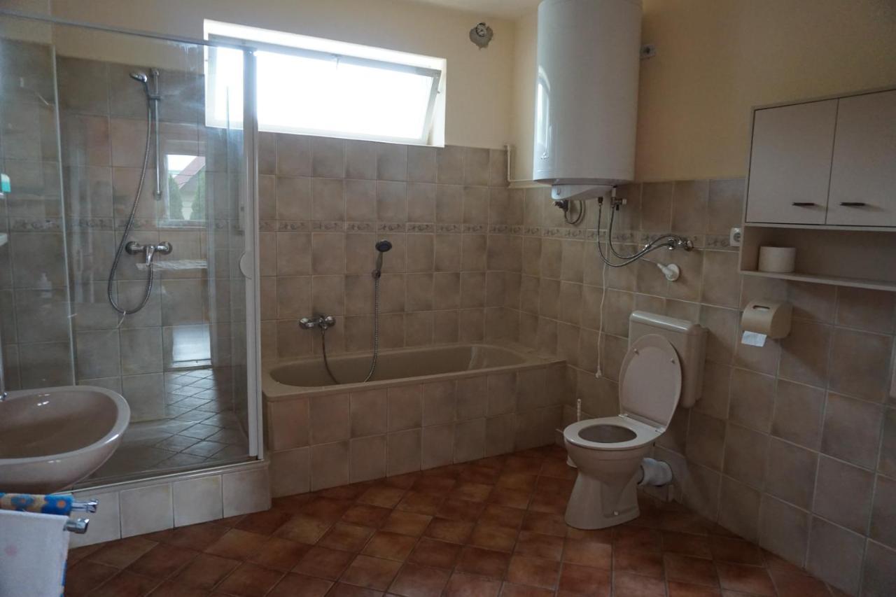 Apartmán Grosses Ferienhaus Plattensee Balaton - Nyaralo Haz 6 Szobaval, 5 Fuerdoszobaval, 3000 Nm Szolad Exteriér fotografie