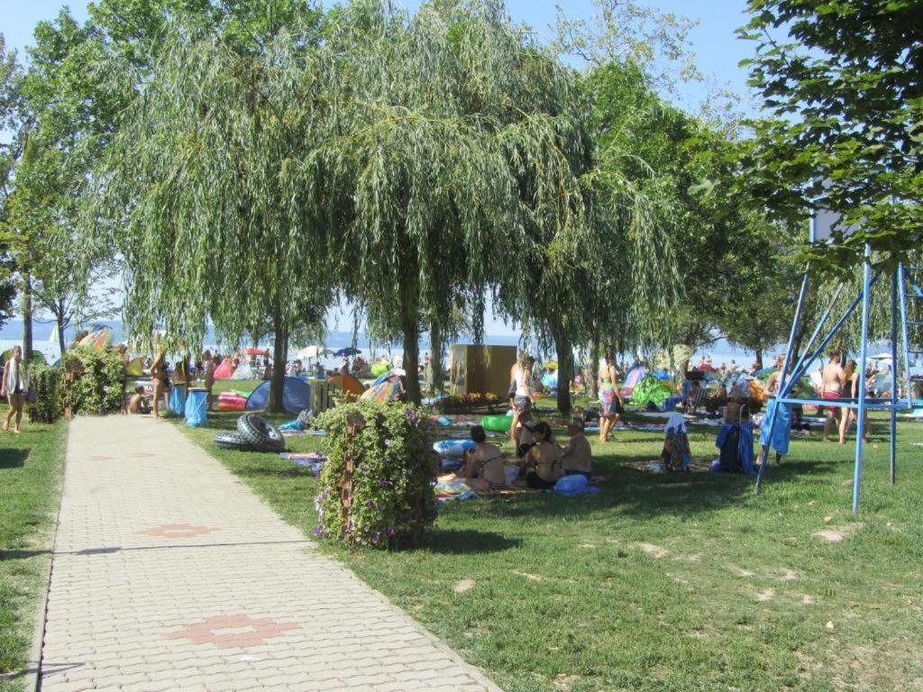 Apartmán Grosses Ferienhaus Plattensee Balaton - Nyaralo Haz 6 Szobaval, 5 Fuerdoszobaval, 3000 Nm Szolad Exteriér fotografie