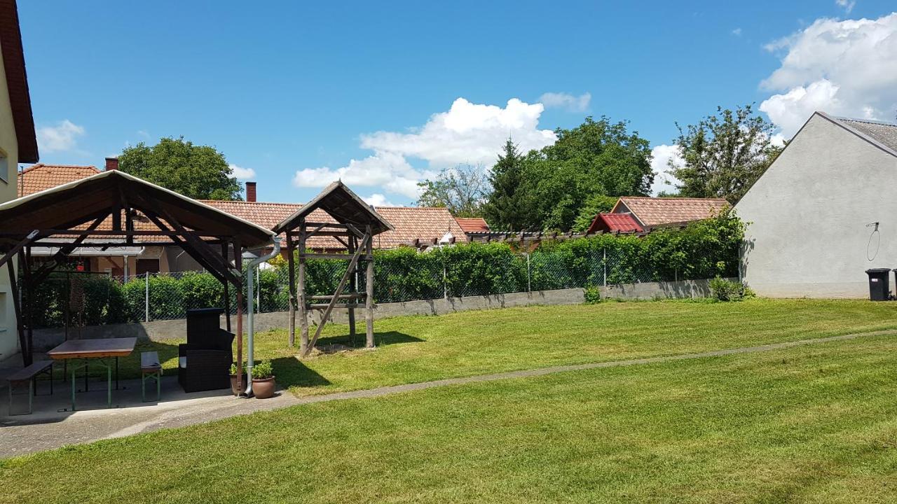 Apartmán Grosses Ferienhaus Plattensee Balaton - Nyaralo Haz 6 Szobaval, 5 Fuerdoszobaval, 3000 Nm Szolad Exteriér fotografie