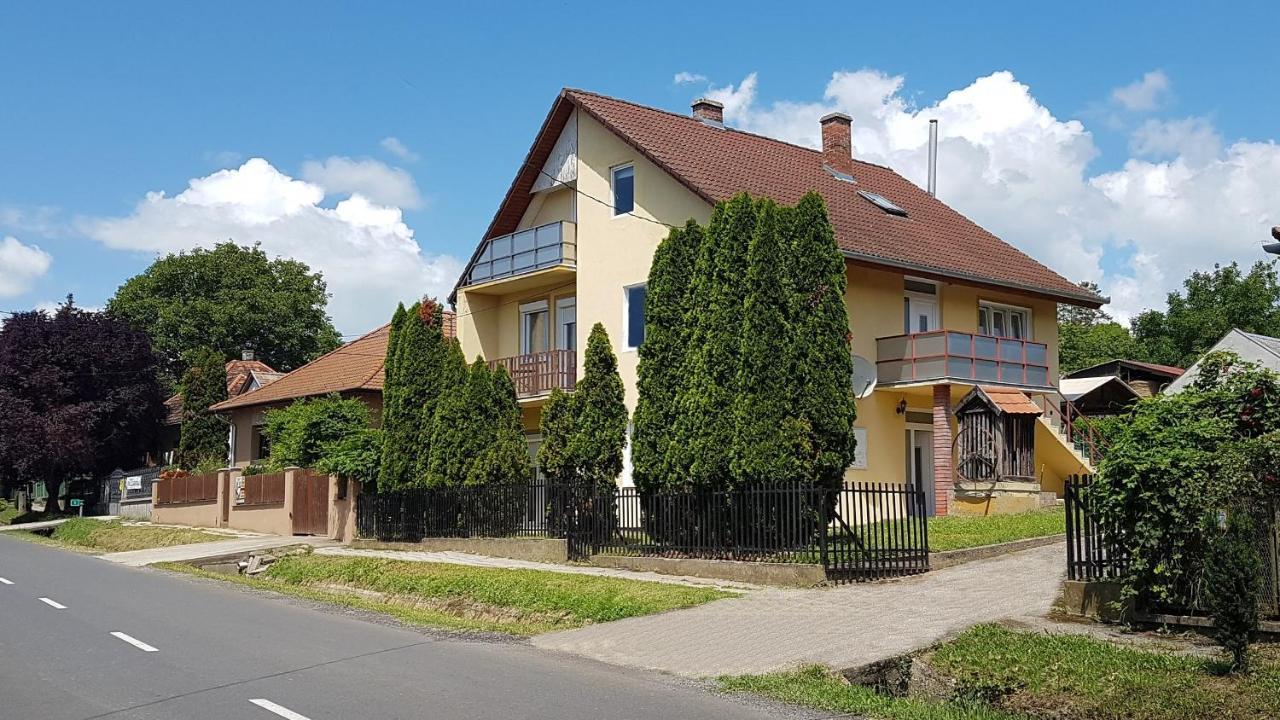 Apartmán Grosses Ferienhaus Plattensee Balaton - Nyaralo Haz 6 Szobaval, 5 Fuerdoszobaval, 3000 Nm Szolad Exteriér fotografie